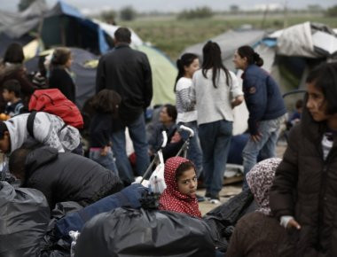 Guardian: «Χωματερή περίπου 14.000 ψυχών» οι καταυλισμοί προσφύγων στη Χίο